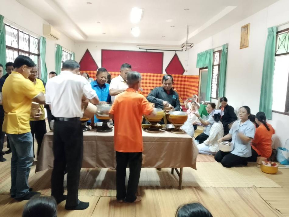 ร่วมทำบุญตักบาตรที่โรงพยาบาลส่งเสริมสุขภาพตำบลนาจาน เนื่องในโอกาสวันขึ้นปีใหม่