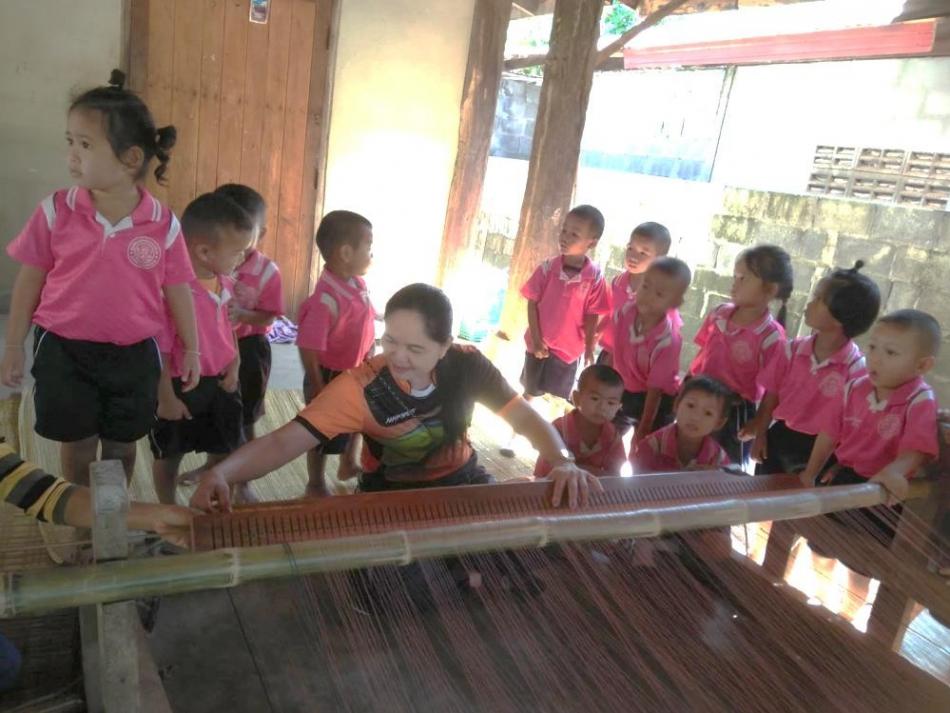 ภูมิปัญญาท้องถิ่น(ด้านหัตถกรรม) การทอเสื่อด้วยมือ (ต้นผือ) 